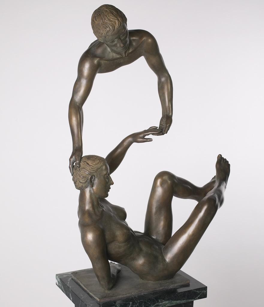 Margot Homan Figurative Sculpture – De Gave The Gift Kleine Bronzeskulptur Klassische zeitgenössische Mythologie