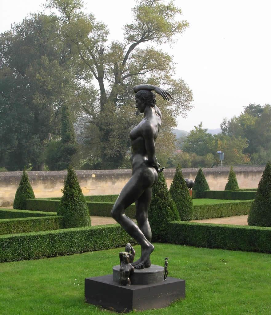 Last Heroic Season Bronze-Skulptur Klassische zeitgenössische Mythologie – Sculpture von Margot Homan