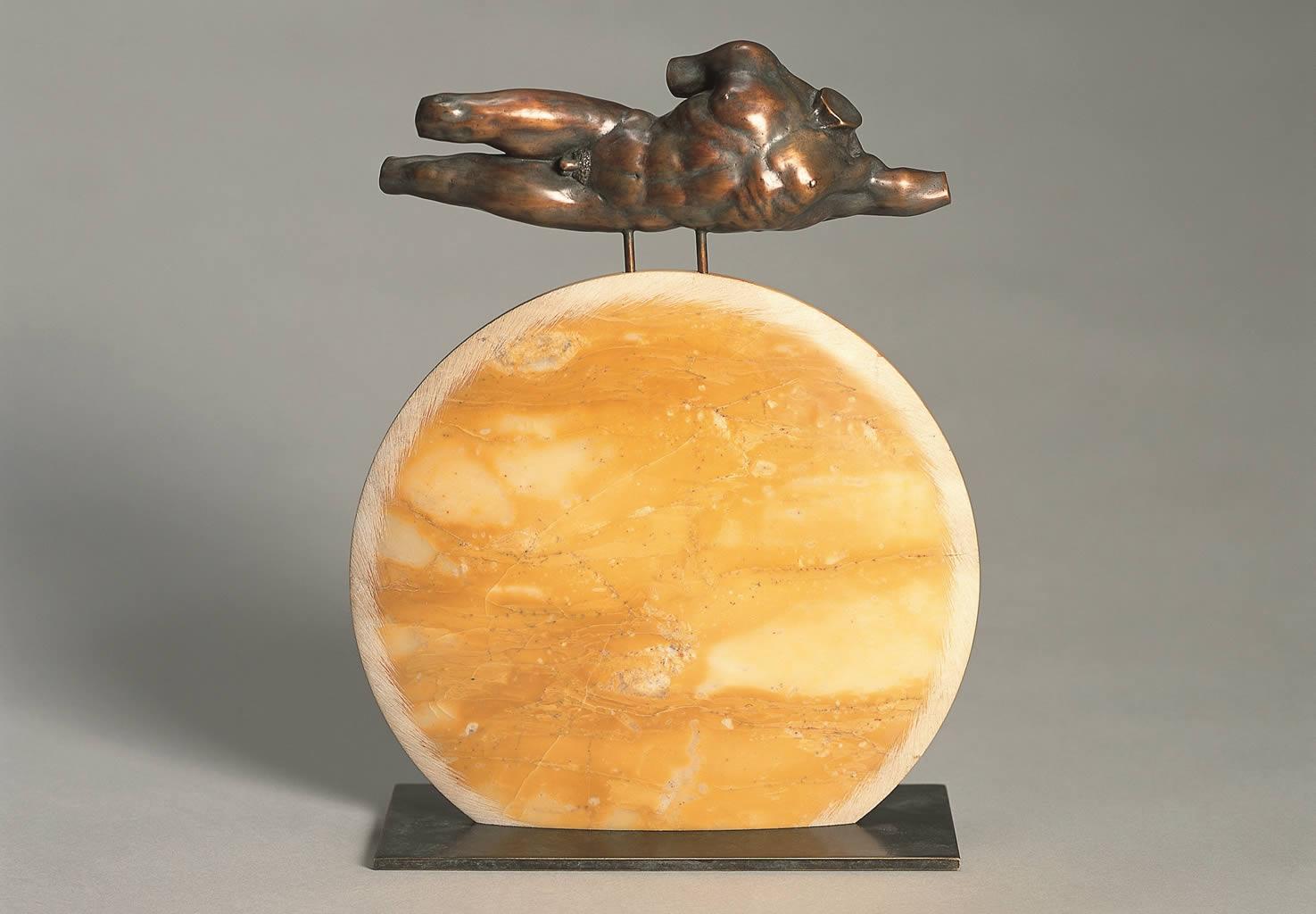 Lied van de Zon Canto del Sole Scultura in bronzo Mitologia classica contemporanea - Figurative Sculpture Oro di Margot Homan