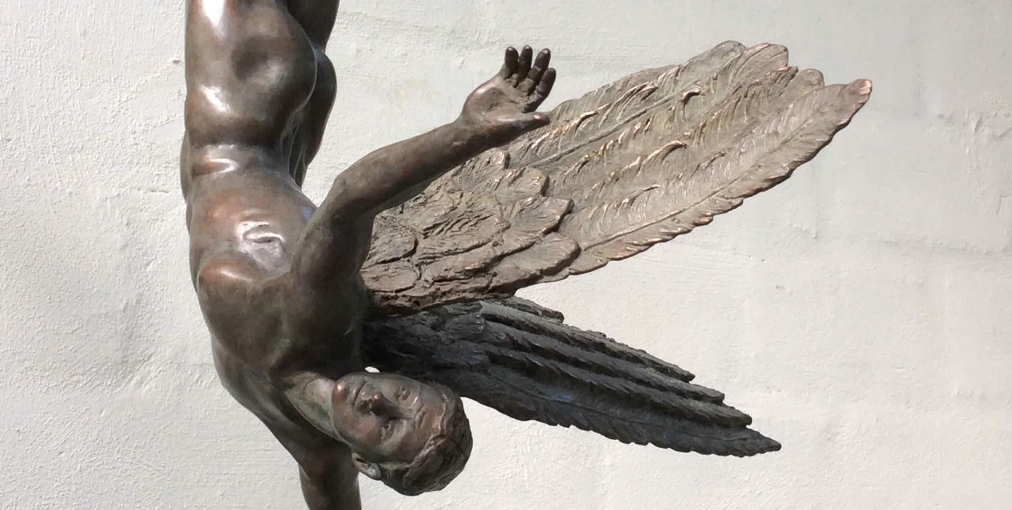 Lucifer Bronze Sculpture Contemporaine Classique Mythologie Figure Masculine Ailes Ange - Or Nude Sculpture par Margot Homan