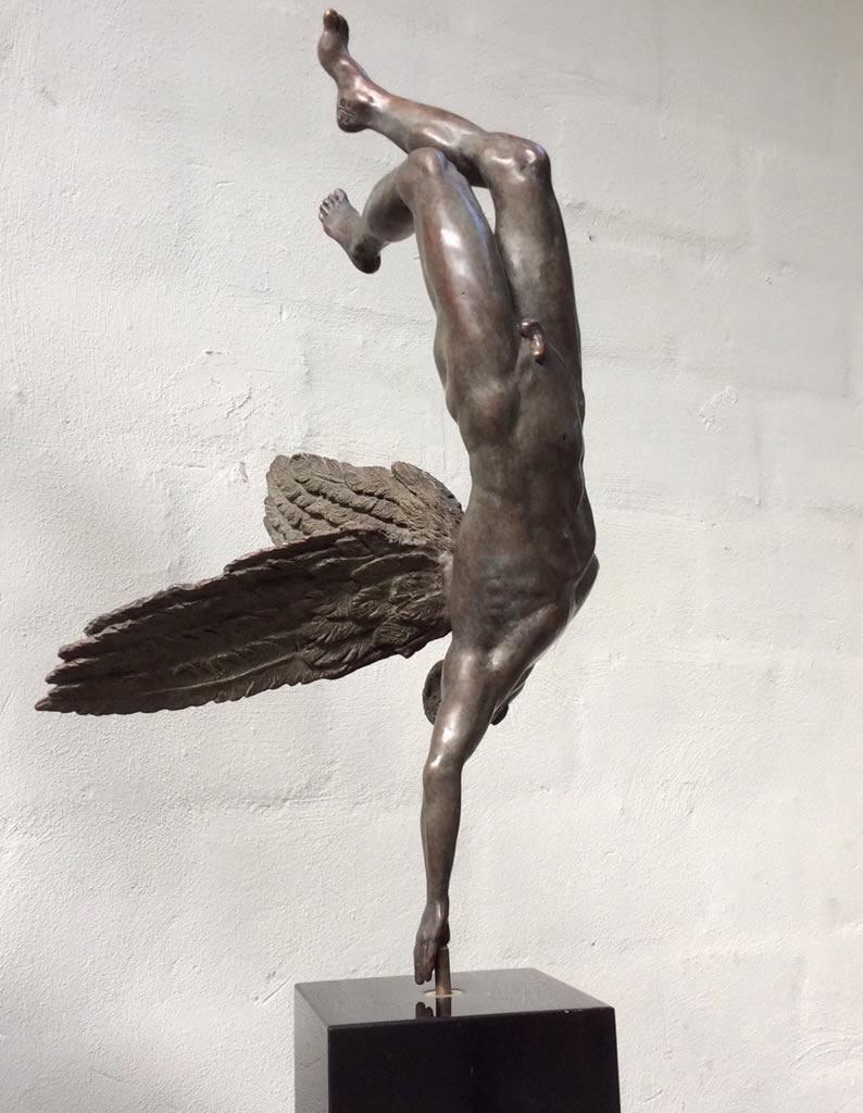 Luzifer Bronze Skulptur Zeitgenössische Klassische Mythologie Männliche Figur Flügel Engel (Gold), Figurative Sculpture, von Margot Homan