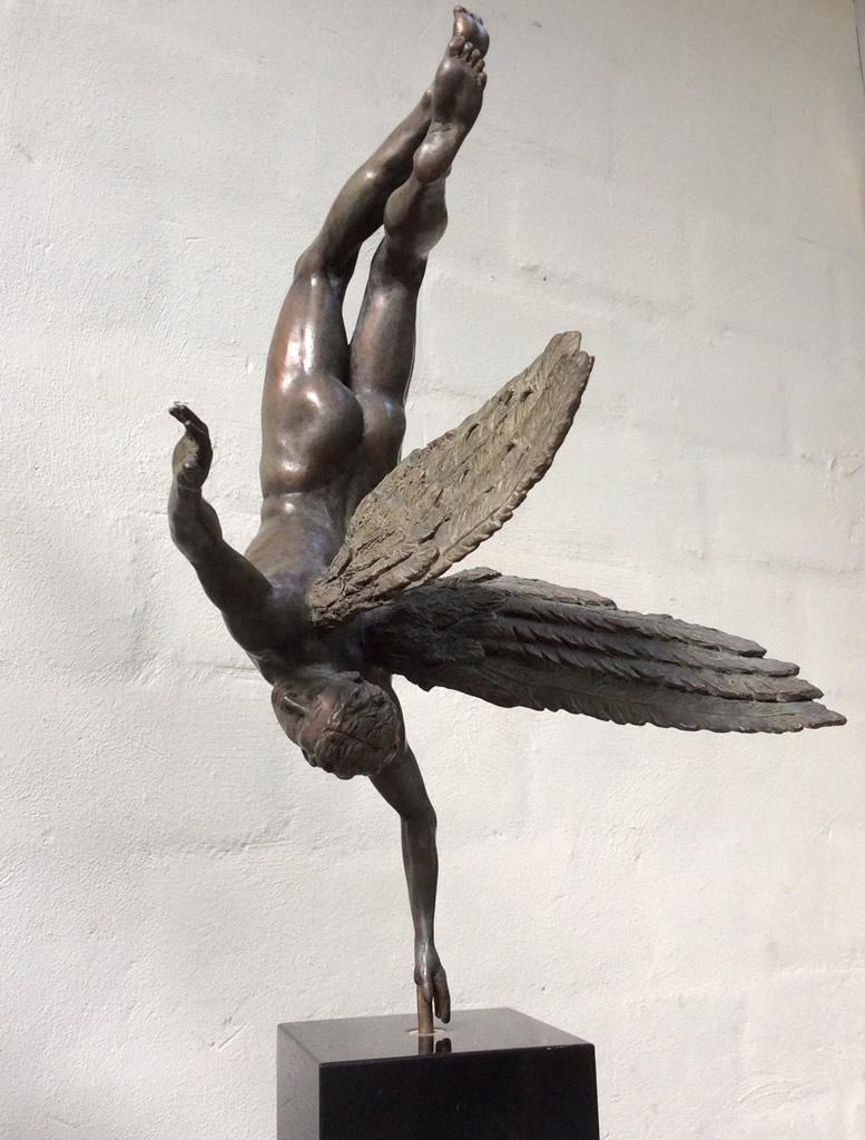 Margot Homan Nude Sculpture – Luzifer Bronze Skulptur Zeitgenössische Klassische Mythologie Männliche Figur Flügel Engel