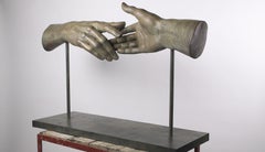 Mani Incontrando: Zeitgenössische klassische Mythologie, Bronzeskulptur und Hände treffen ineinander