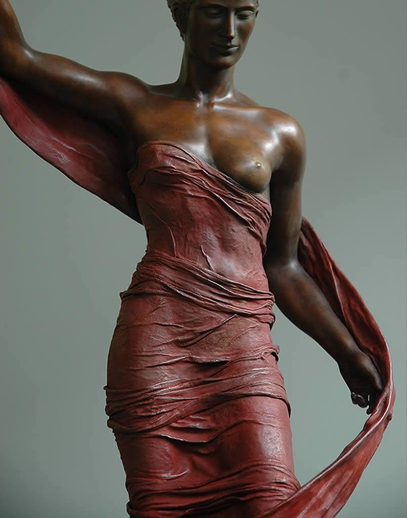 Rewind Bronzeskulptur Mythologie Klassisch Zeitgenössisch  (Gold), Nude Sculpture, von Margot Homan