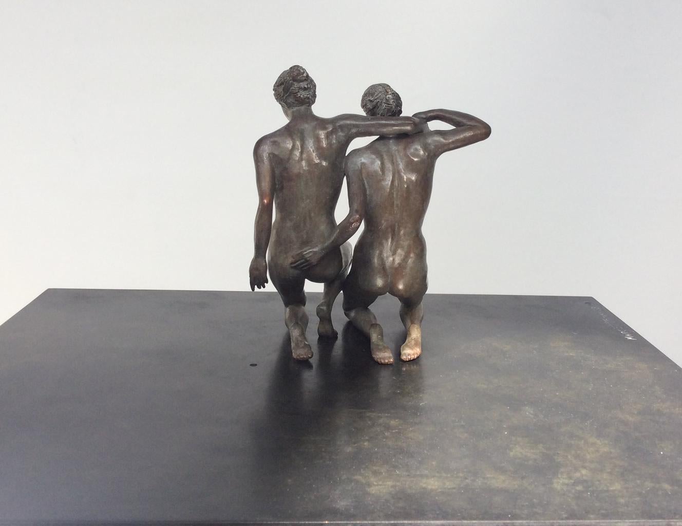 Sisterhood Bronze Sculpture Figurative Contemporaine Classique Mythologie - Or Figurative Sculpture par Margot Homan