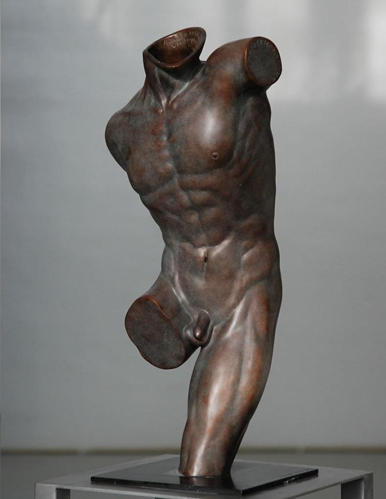 Figurative Sculpture Margot Homan - Sogno di Parole Sculpture en bronze Figure masculine nue Mythologie classique contemporaine