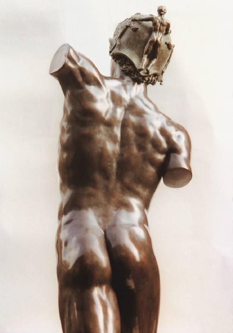 Scultura in bronzo Tempus Nudo Maschile Mitologia Classico Contemporaneo - Nude Sculpture Oro di Margot Homan
