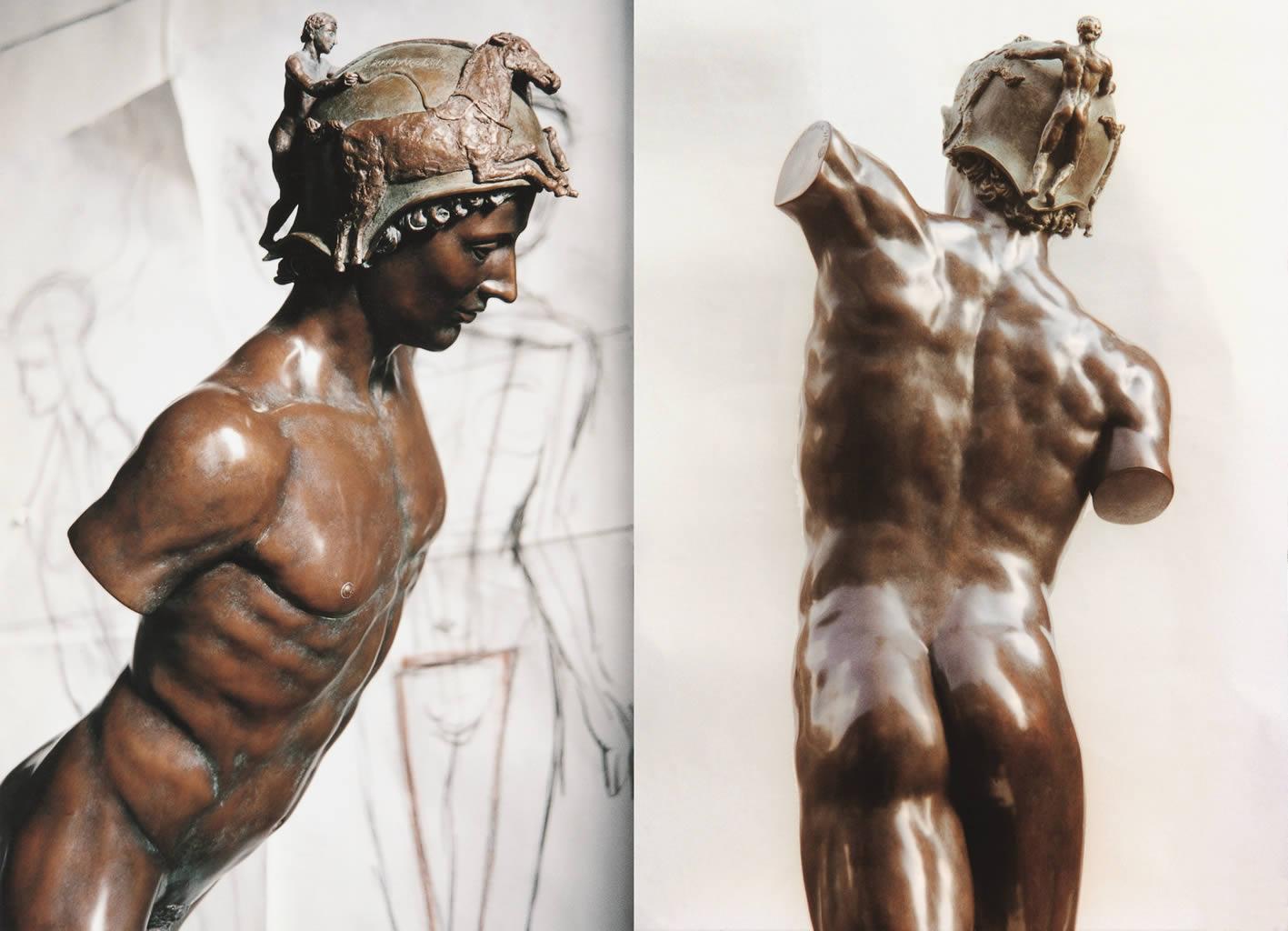 Scultura in bronzo Tempus Nudo Maschile Mitologia Classica Contemporanea- Dimensioni altezza compresa base  �è di 172 cm

Le sculture di Margot Homan (1956, Oss, Paesi Bassi) mostrano una perfetta padronanza dell'antico mestiere di modellare e
