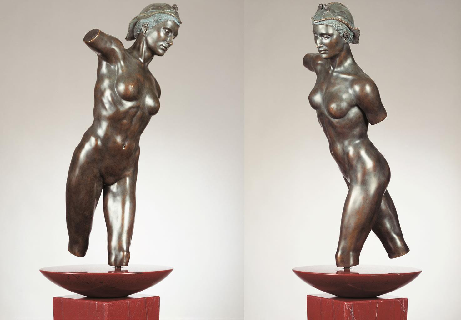 Was Bleibet Aber Stiften die Dichter, Bronzeskulptur, klassisches zeitgenössisches Gedicht (Gold), Figurative Sculpture, von Margot Homan