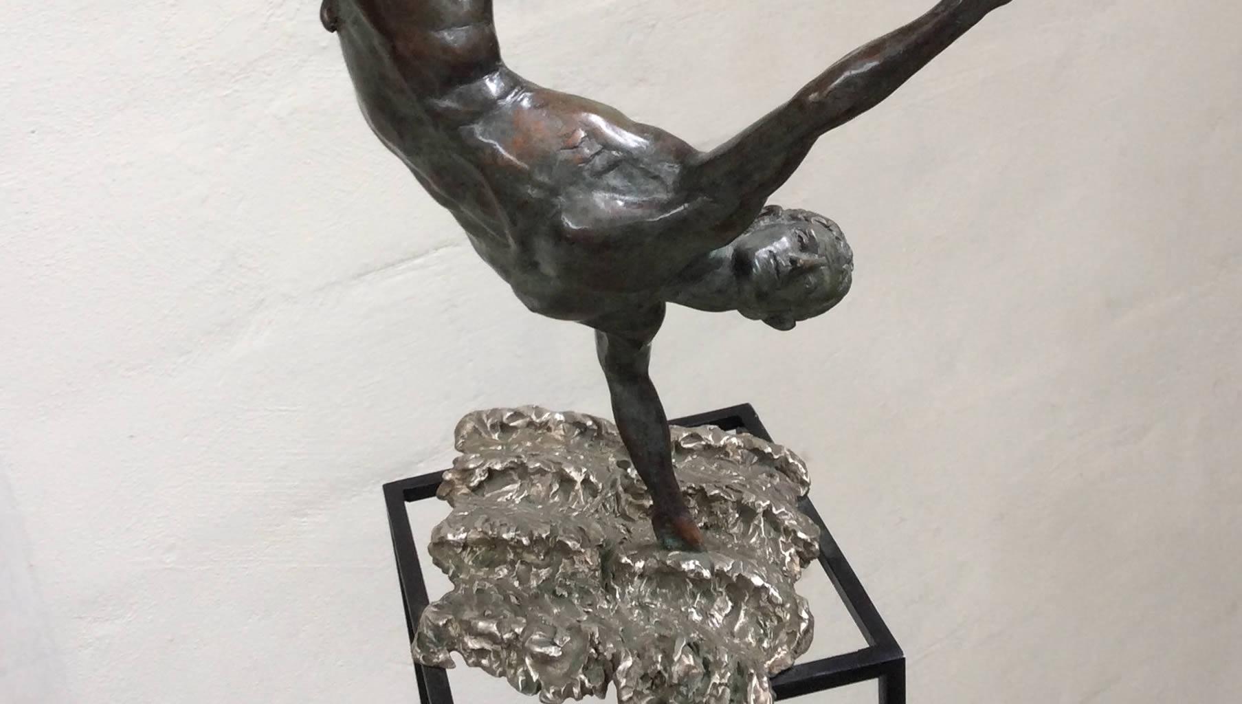 Zenith-Bronze-Skulptur Mythologie Klassische zeitgenössische männliche Aktfigur – Sculpture von Margot Homan