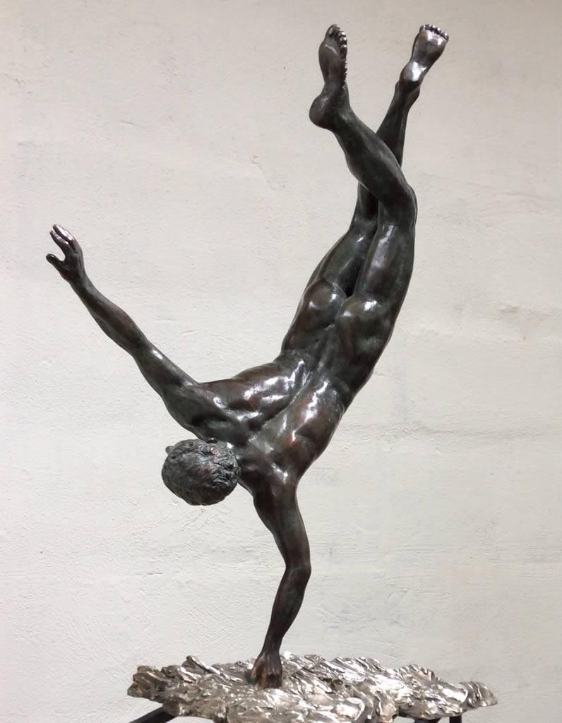 Zenith-Bronze-Skulptur Mythologie Klassische zeitgenössische männliche Aktfigur (Gold), Figurative Sculpture, von Margot Homan