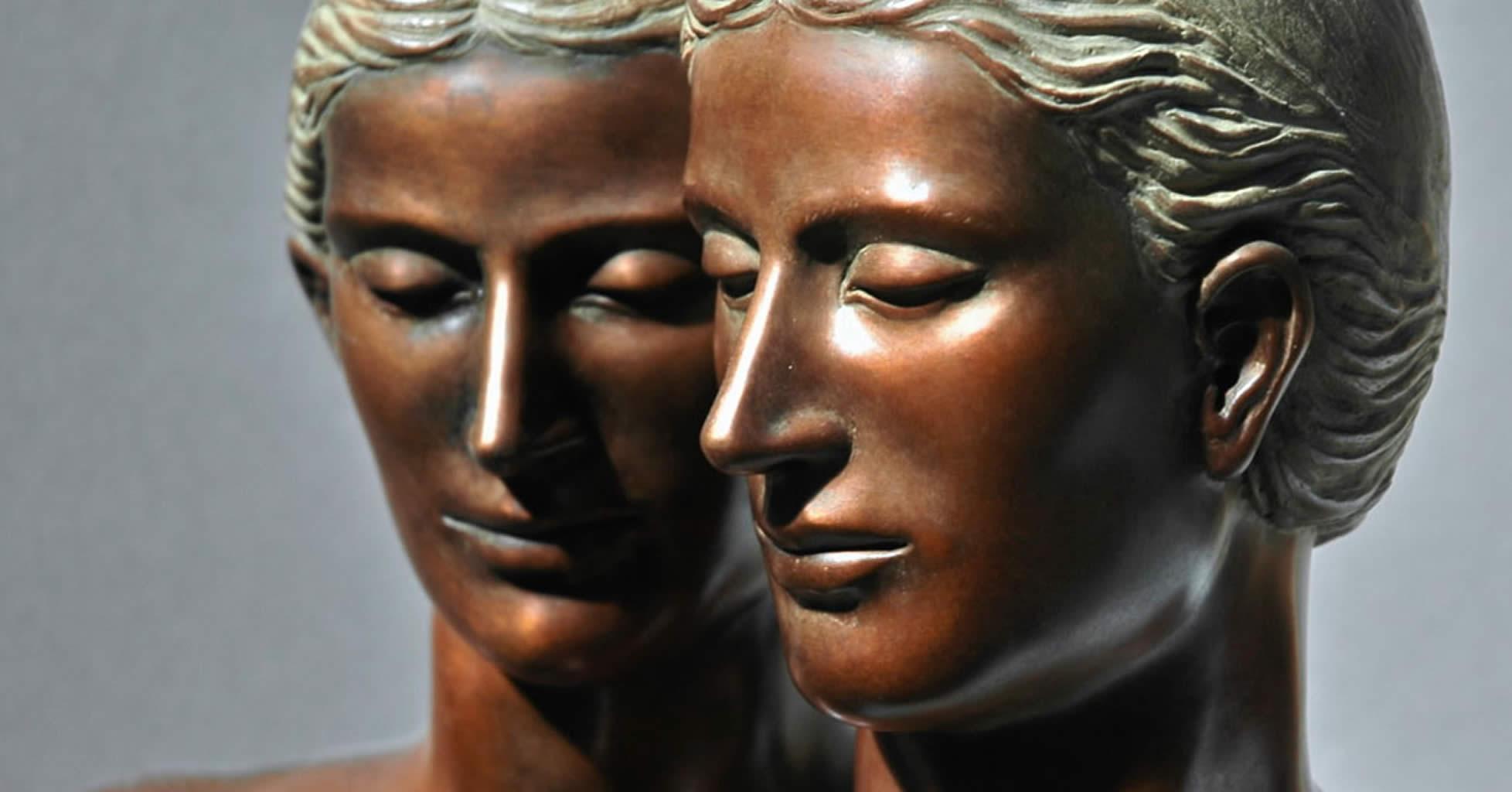 Zielsverwantschap Soulmates Bronze Sculpture Heads Portrait Female Mythology  - Gold Figurative Sculpture by Margot Homan