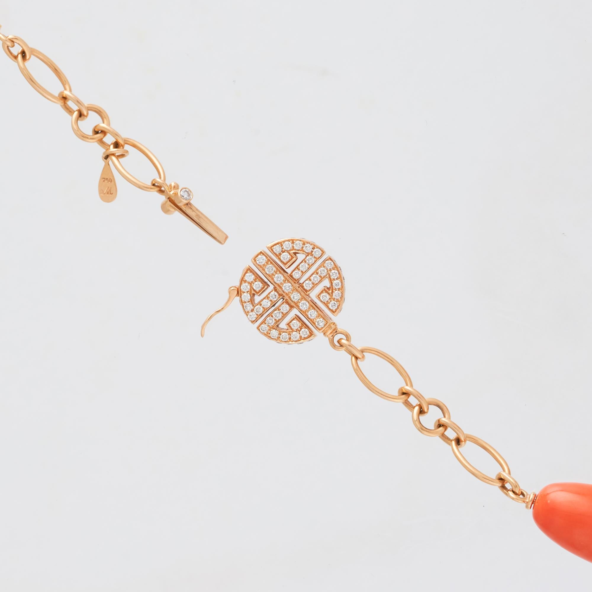Margot McKinney, collana in oro rosa 18 carati con 5 pezzi di corallo tubolare del peso di 139,22 carati e 5 emblemi di diamanti incastonati con 561 diamanti del peso totale di 4,88 carati.
