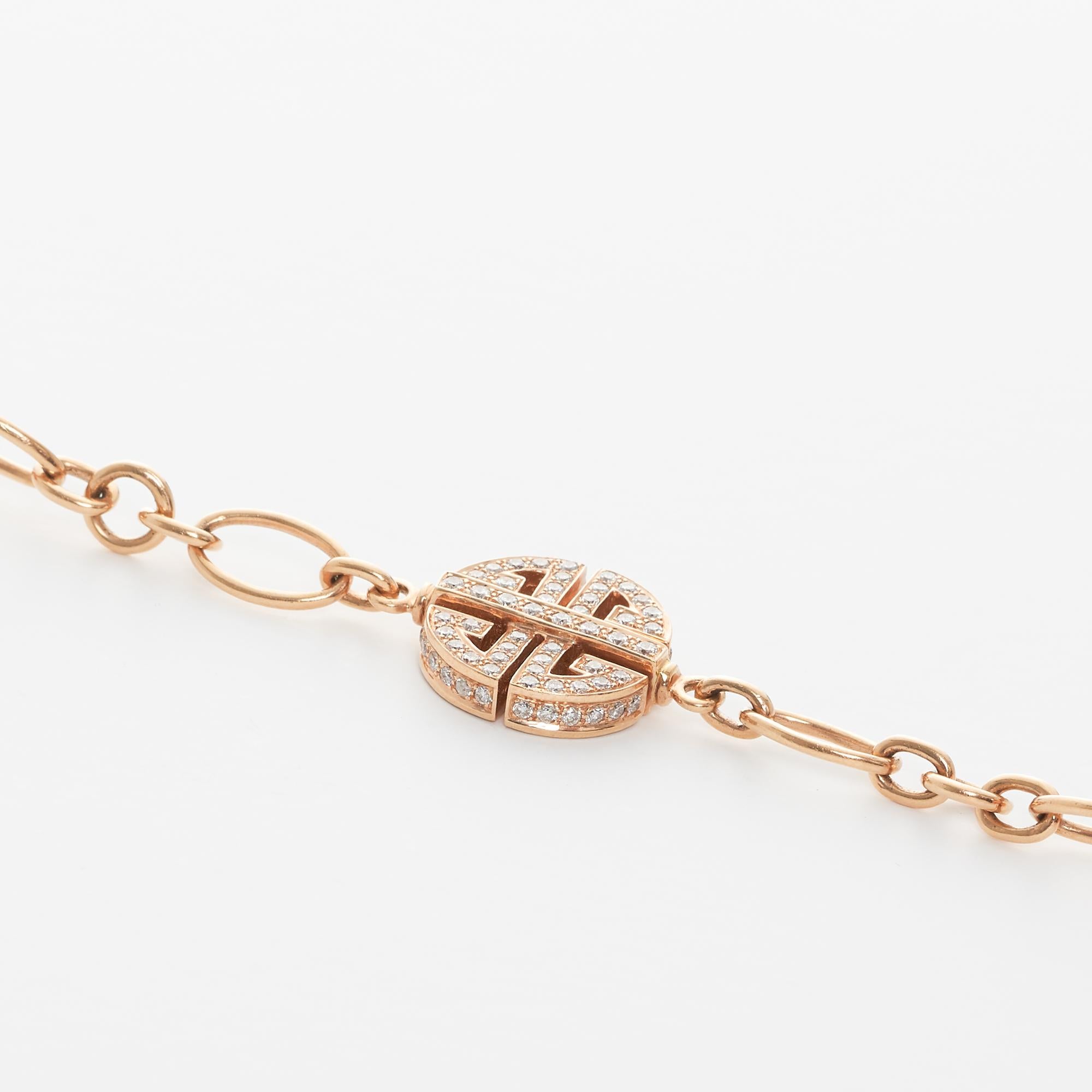 Donna Margot McKinney Collana in oro 18 carati con 5 pezzi di corallo e 5 emblemi di diamanti in vendita