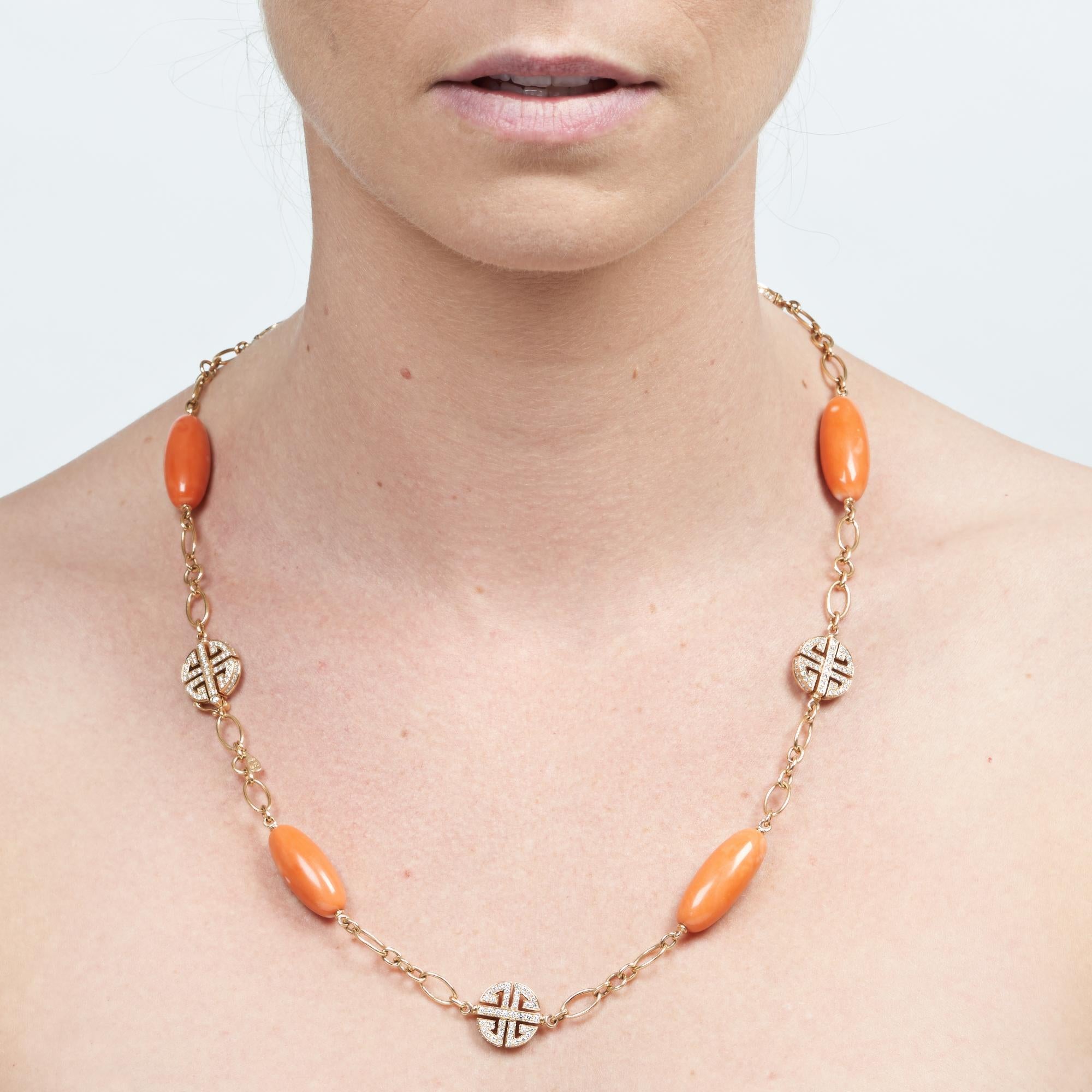 Margot McKinney Collana in oro 18 carati con 5 pezzi di corallo e 5 emblemi di diamanti in vendita 1