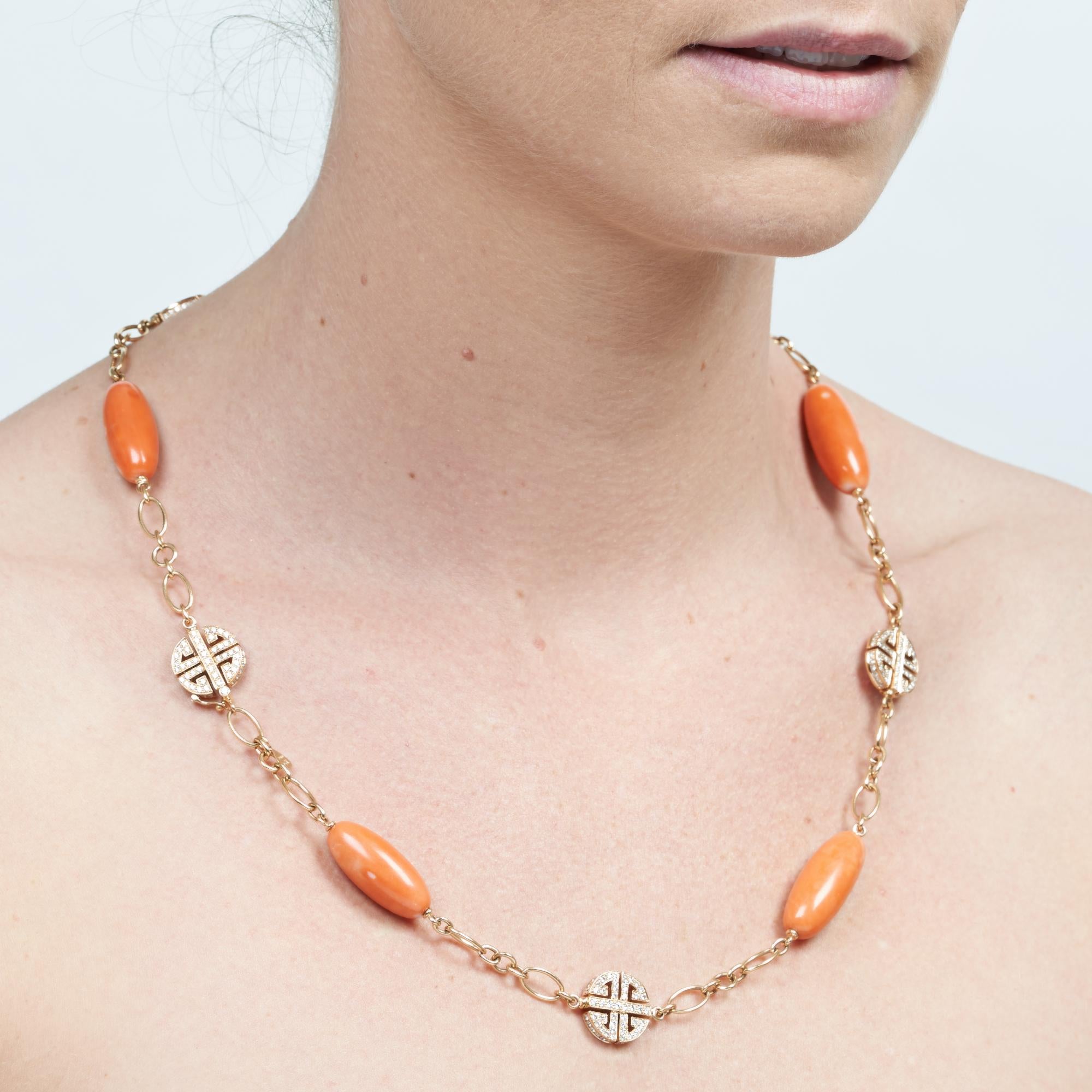 Margot McKinney Collana in oro 18 carati con 5 pezzi di corallo e 5 emblemi di diamanti in vendita 2