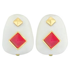 Margot McKinney Pendientes de ágata blanca de 18 quilates con calcedonia roja y granate tsavorita