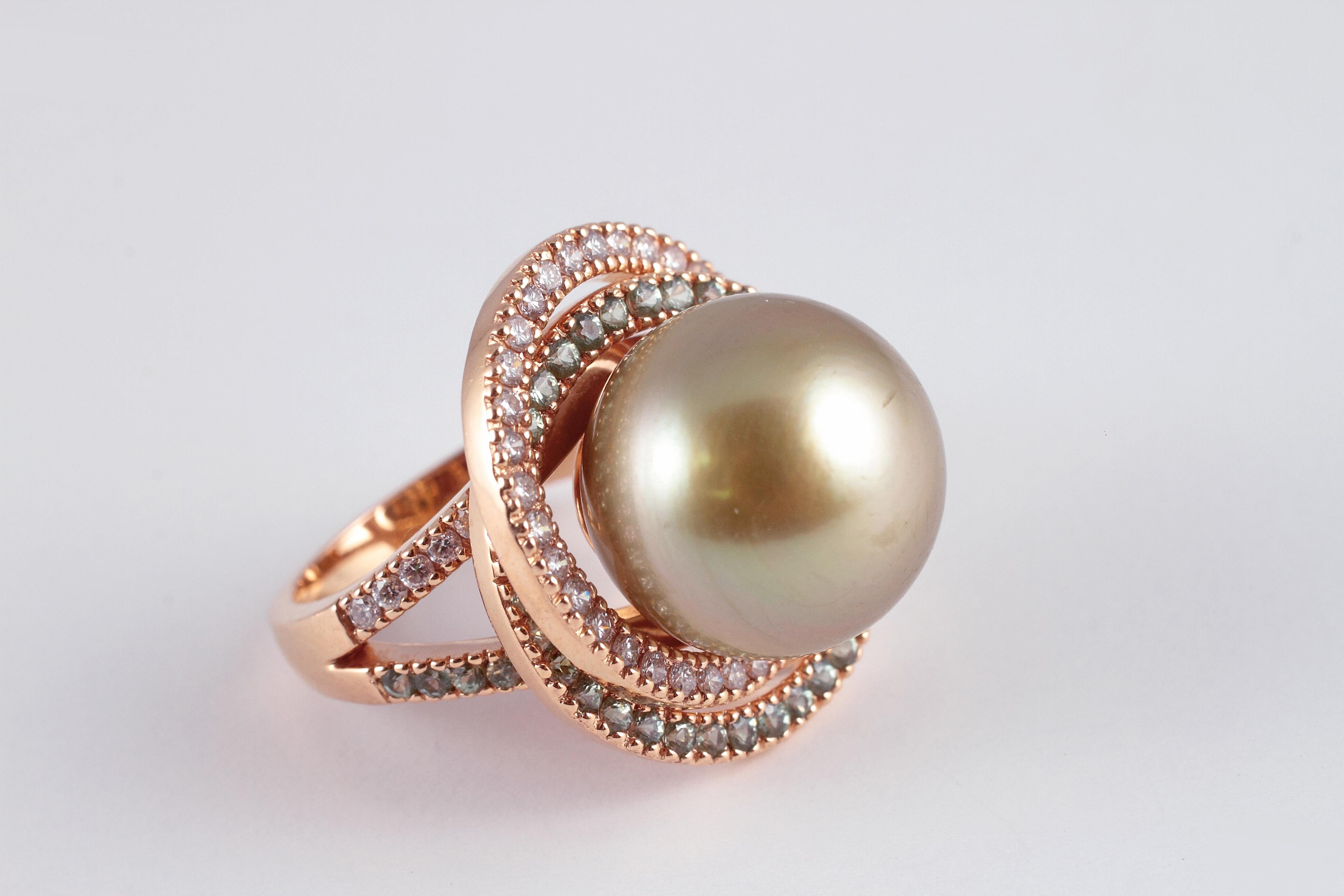 From famed Australian designer, Margot McKinney......This attractive pearl is in a lovely 