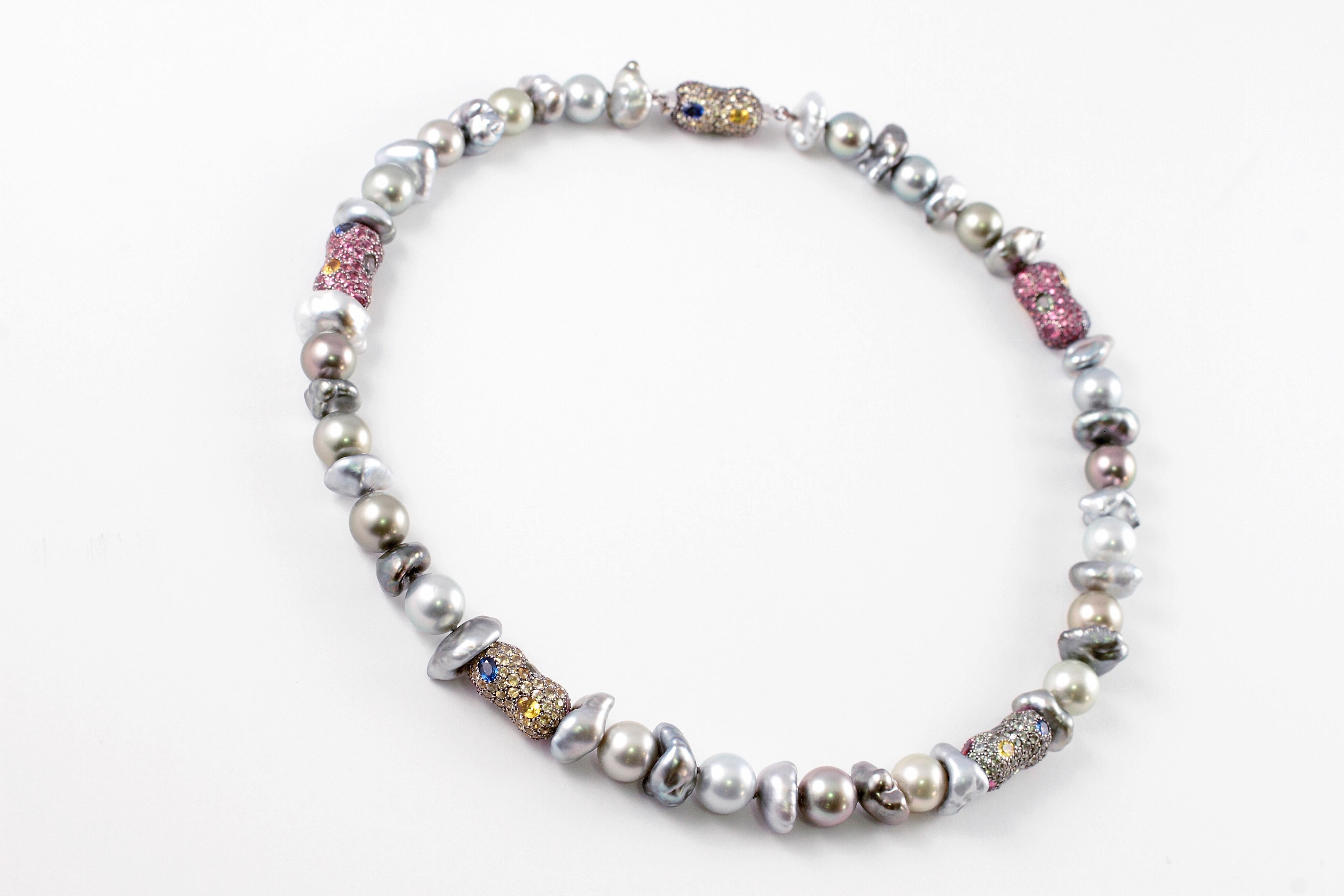 Diese fabelhafte Halskette der berühmten australischen Designerin Margot McKinney kann als eine lange 40-Zoll-Halskette oder als zwei kürzere, 18-Zoll und 22-Zoll, getragen werden! Diese Schönheit ist mit 11 