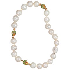Margot McKinney Collier de perles blanches baroques des mers du Sud, diamants/gemmes multiples