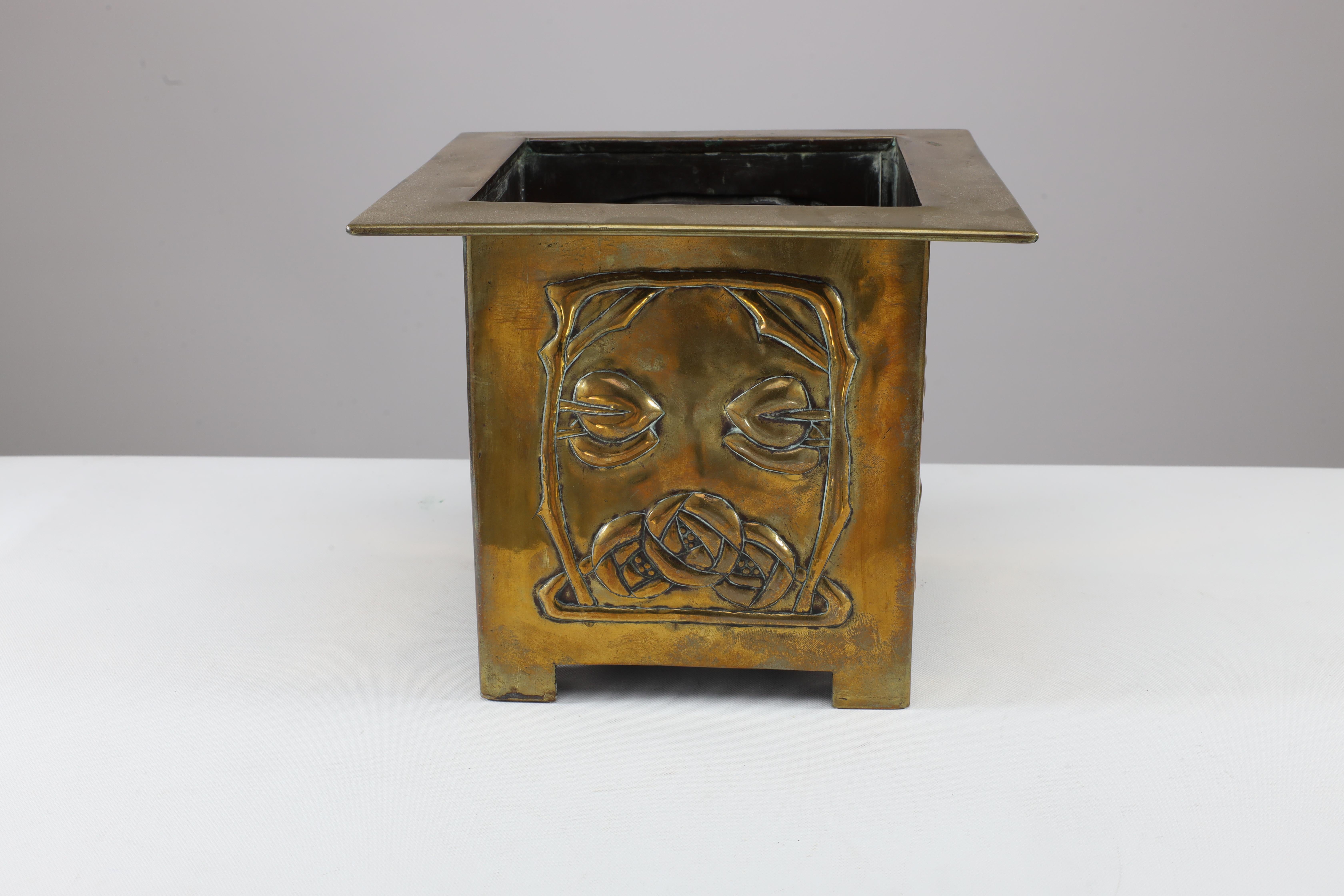 Anglais Margaret Gilmour Arts & Crafts Jardinière en laiton avec rose stylisée et détails floraux en vente