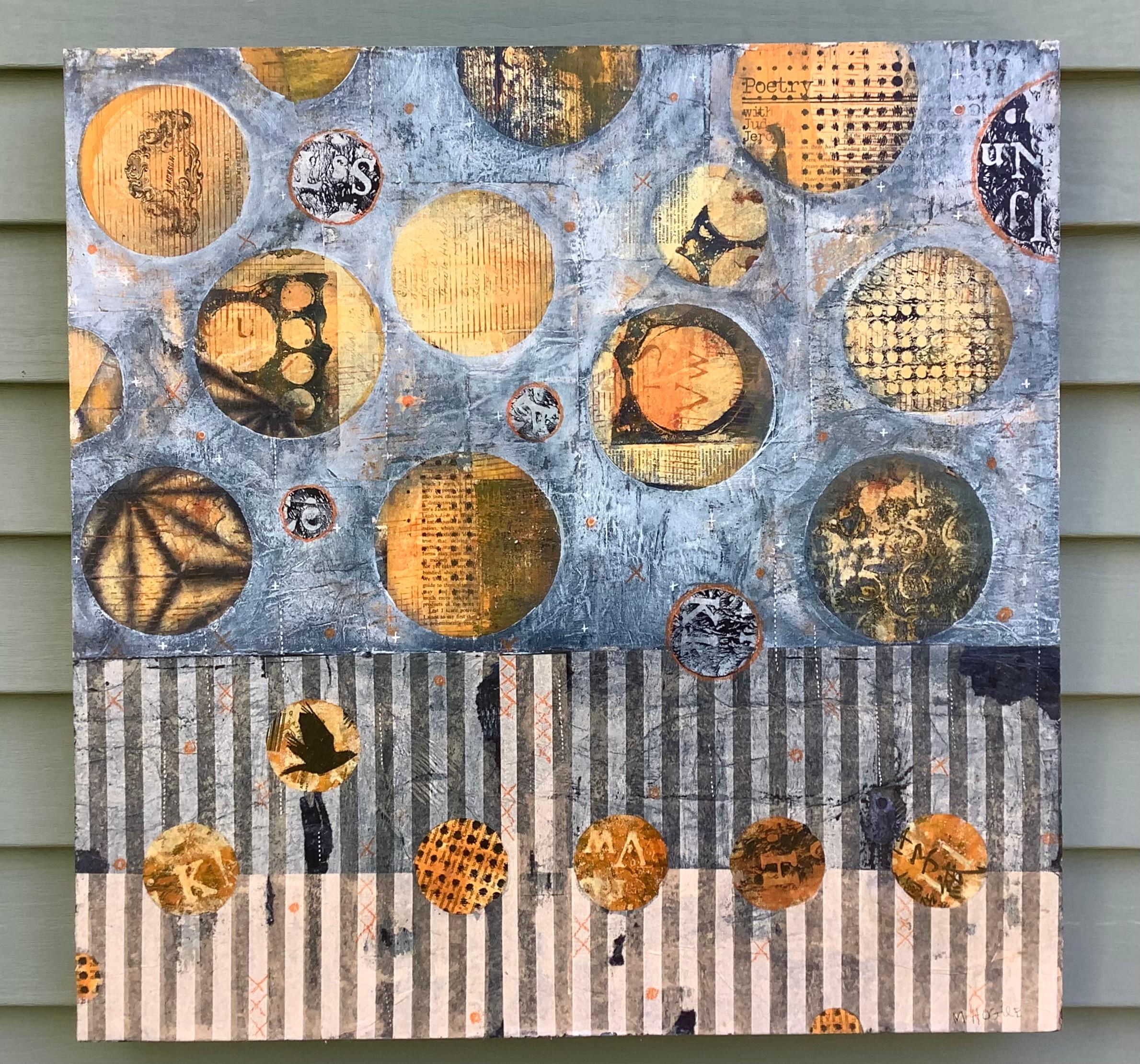 <p>Commenti dell'artista<br />L'artista Margriet Hogue mostra l'allineamento celeste attraverso il collage di carte e tessuti stampati. Decora ogni pianeta con stencil unici. Modelli su modelli stratificano il pezzo in modo sorprendente. I contrasti