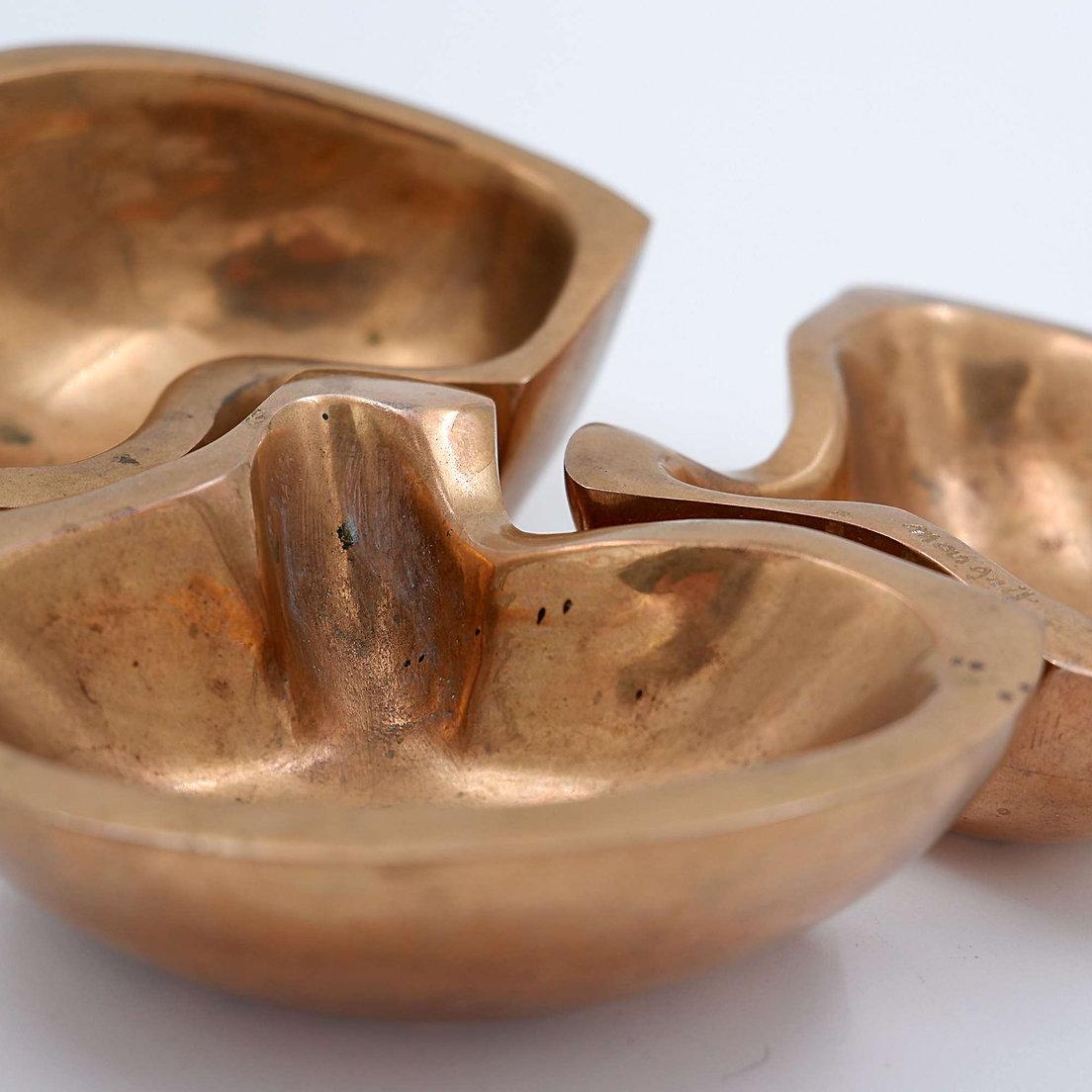 Margrit Van Nuffel (Born 1943) was active/lived in Belgium.  Margrit Van Nuffel is known for Sculpture.
Margrit van Nuffel Polished bronze Vide Poches 1970s, Set of 3
Brutalist - Vintage - Bronze
Measures :  ~17cmx17cm H:3.5cm 
Material : Polished