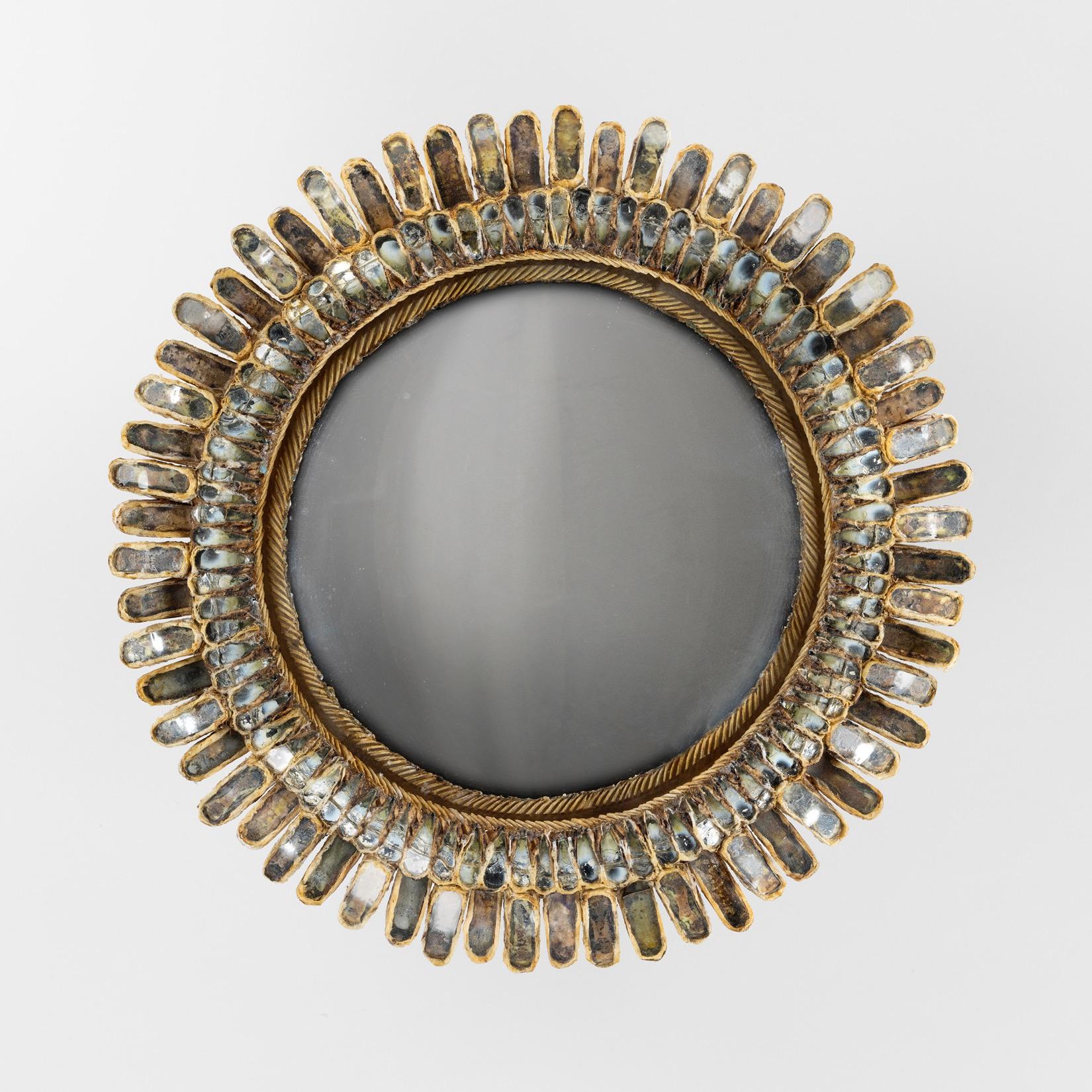 Line Vautrin was inspired by the daisy flower (Marguerite in French) to imagine this elegant mirror made up of a row of 60 petals shaped alternately forwards and backwards.
The central convex witch is surrounded by a wide ring lined with