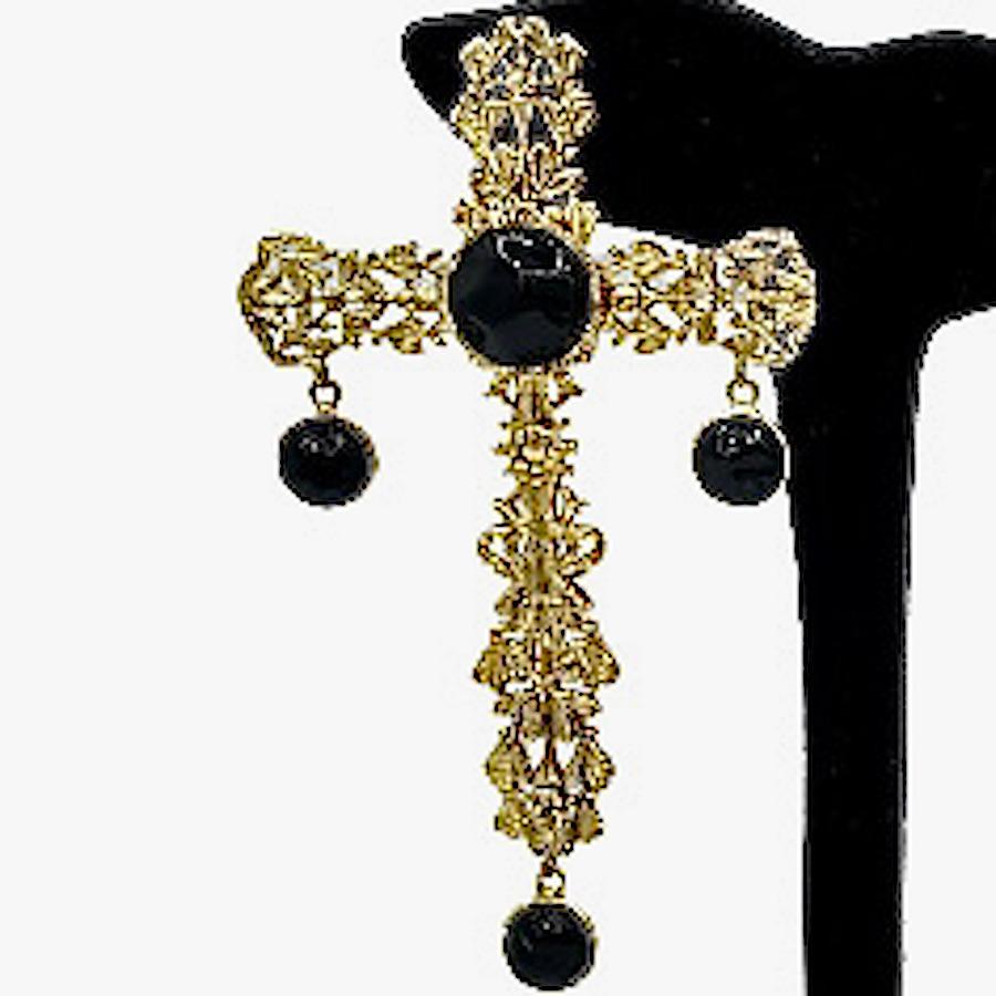 MARGUERITE DE VALOIS black pendant cross studs
This pretty pair of MARGUERITE DE VALOIS cross earrings is in gilded metal with fine gold and black molten glass.
The other ear will be embellished with a black cabochon.
Made in France.
Never