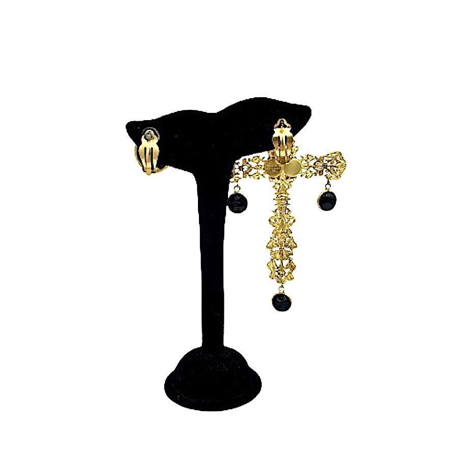 MARGUERITE DE VALOIS Clous d'oreilles à pendentifs croix noires Excellent état - En vente à Paris, FR