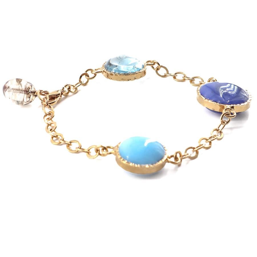 The jewel is from Maison MARGUERITE de VALOIS, that served for over a decade, jewelers from around the world, starting with Maison CHANEL. 
We offer here a simple and effective piece to dress your wrist with distinction. A metal chain gilded with