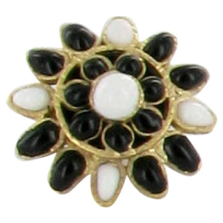 Sublime limited edition. Marguerite de Valois byzantine ring in black and white molten glass and metal gilded with fine gold. This is an adjustable ring.

The Maison Marguerite de Valois manufactures its jewelry in its Parisian workshops. It uses an