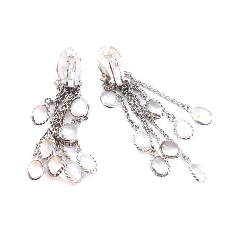 MARGUERITE DE VALOIS Dangling Clip-on Earrings in White Molten Glass In Excellent Condition In Paris, FR