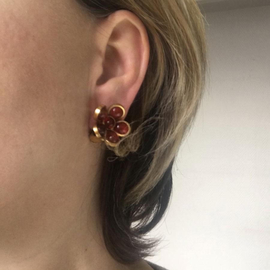 Marguerite de Valois flower clip earrings, in amber red glass paste. Metal gilded with fine gold.
Mint condition.
Entirely handmade in France, by its artisan jewelers who have worked in the past for the great Couture Houses.
Dimensions: flower: 2.5