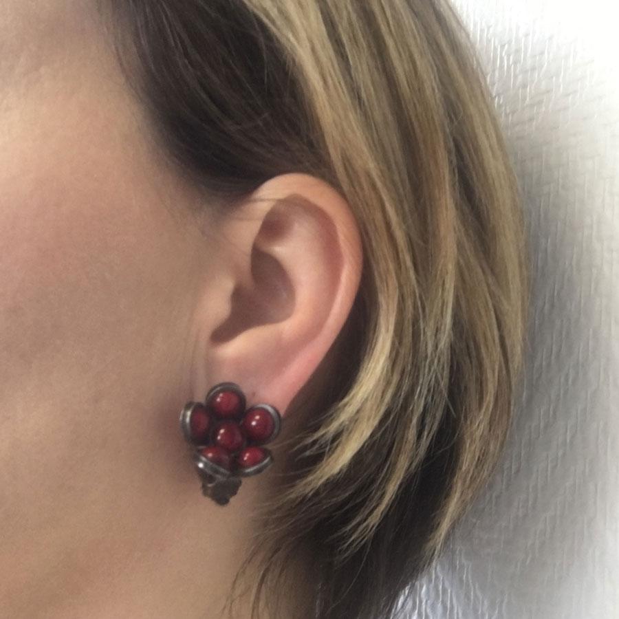 Marguerite de Valois flower clip earrings, in blood molton red and ruthenium metal
In very good condition. Brand initials engraved on the back of each buckle.
Entirely handmade in France, by its artisan jewelers who have worked in the past for the