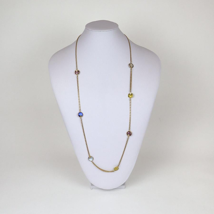 The necklace is from Maison MARGUERITE DE VALOIS, handcrafted by its French jewelers. It consists of a metal chain gilded with fine gold, on which are attached blue, yellow, pink and transparent molten glass cabochons. Each cabochon is set with a