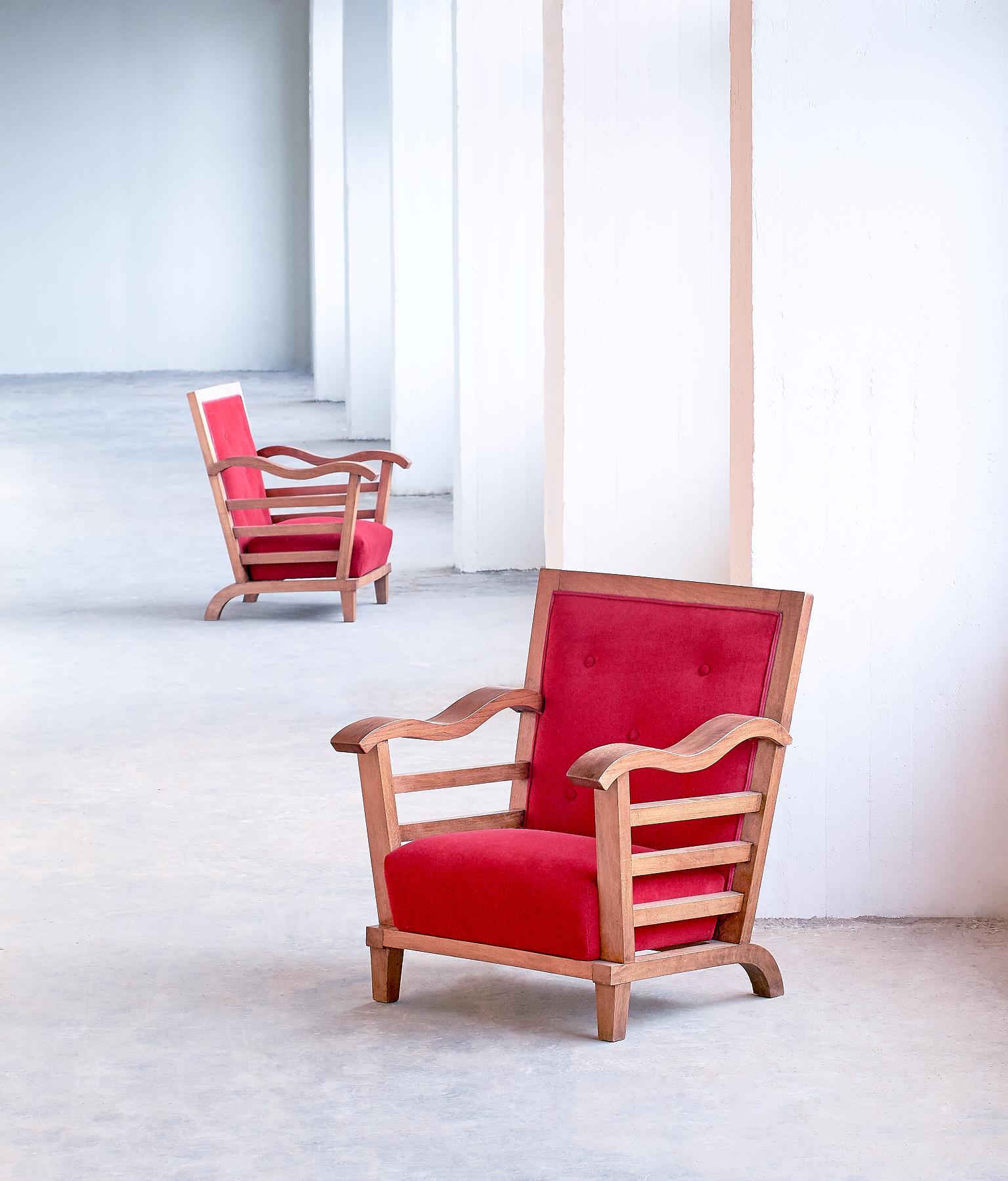 Ces fauteuils étonnants ont été conçus par Marguerite Dubuisson en 1947. Dubuisson était un artiste français travaillant principalement dans le domaine du design textile. Cependant, à la fin des années 1940, elle a conçu quelques intérieurs, dont
