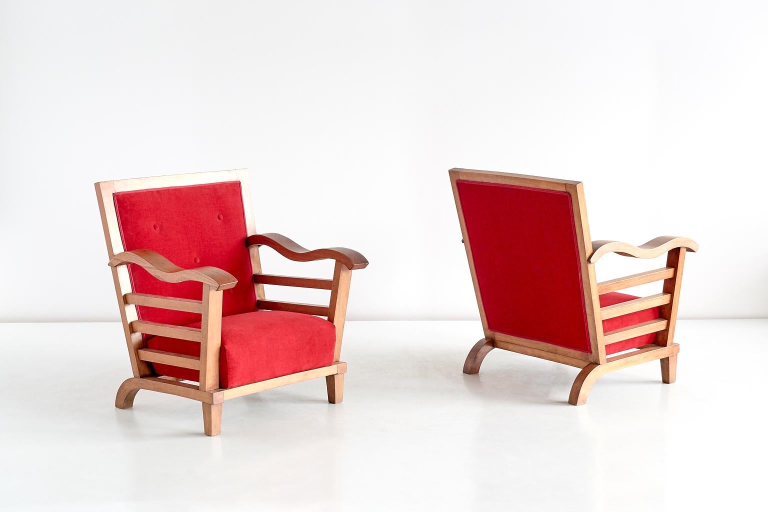 Milieu du XXe siècle Paire de fauteuils Marguerite Dubuisson en chêne et orme, France, 1947 en vente