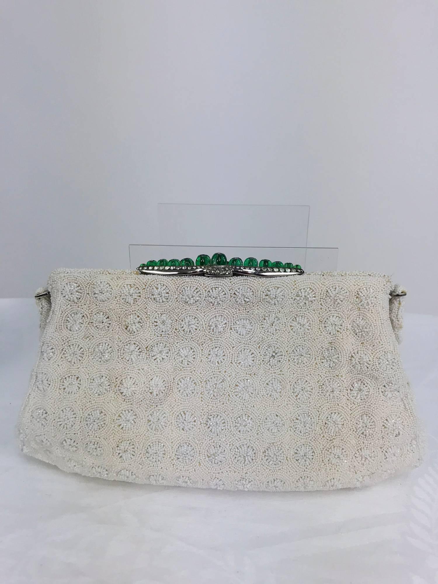 Weiße Abendtasche mit Perlenbesatz von Marguerite Fresse Paris mit Juwelenrahmen im Angebot 1