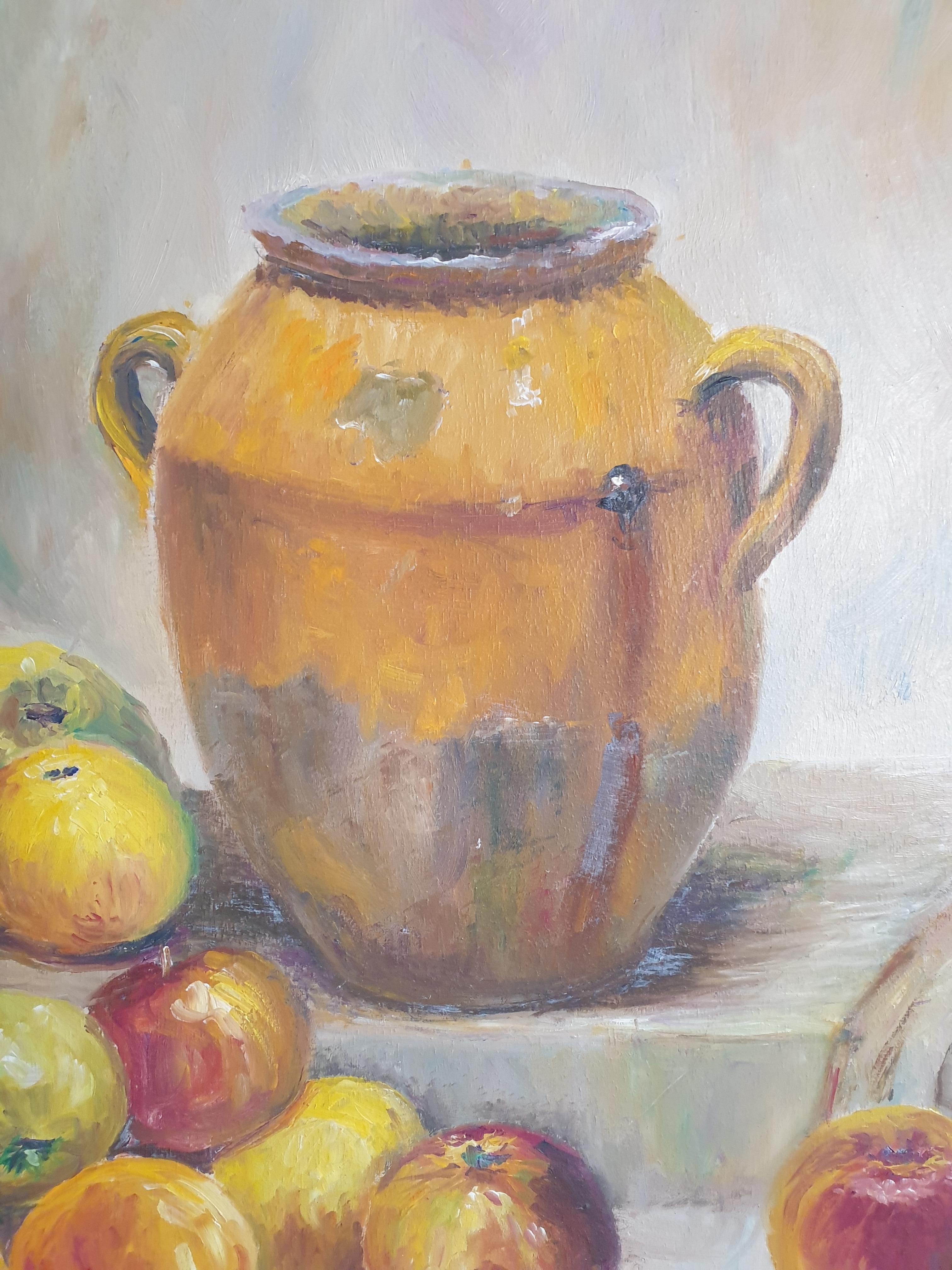 Bodegón al óleo sobre tabla de principios del siglo XX de una mesa provenzal, confitura glaseada con miel y manzanas, de la artista francesa Marguerite Jeanne Carpentier. Firmado abajo a la derecha. Presentado en marco de madera patinada y dorada de