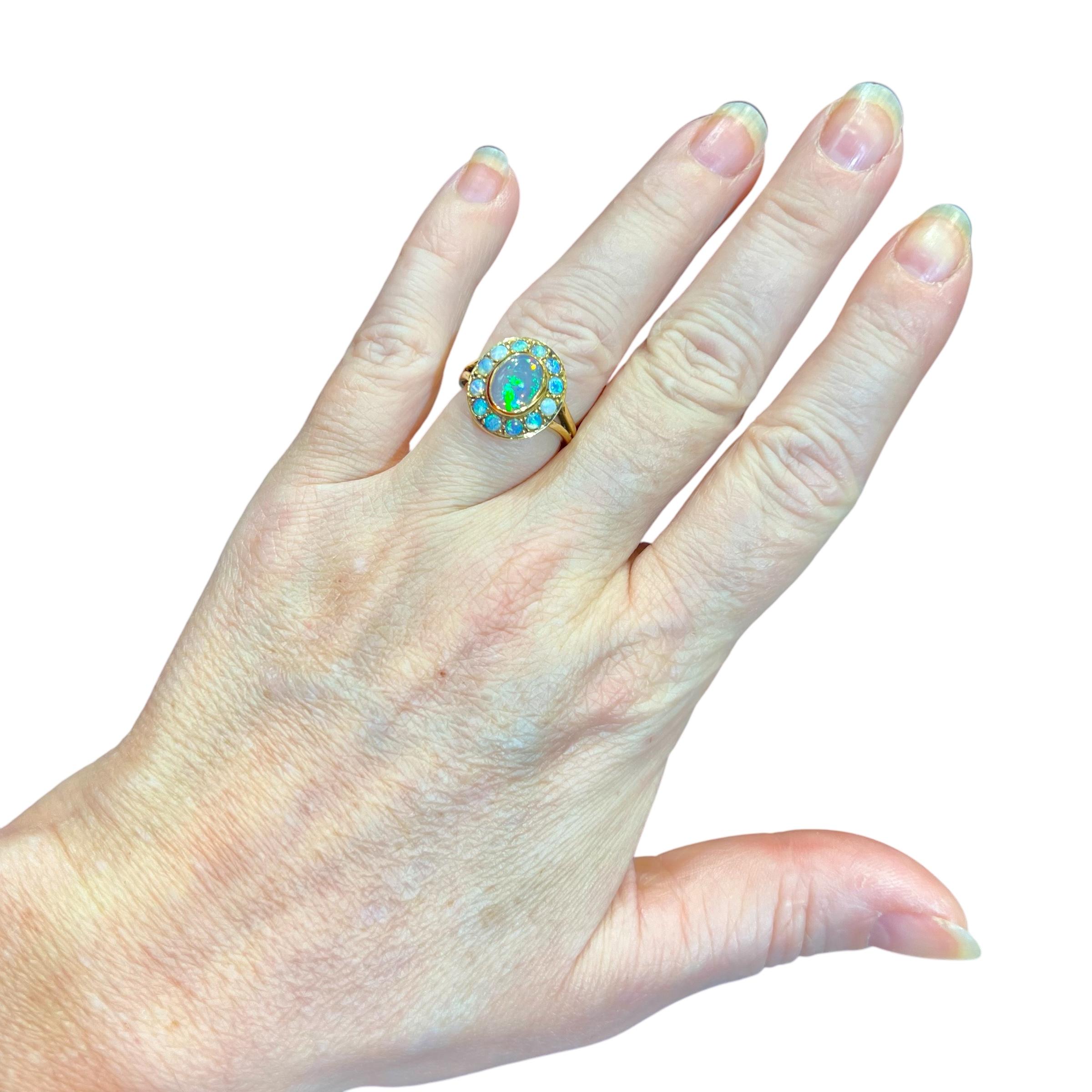 Marguerite Ring, Retro, 18 Carat Yellow Gold, Opals, Napoleon III Style, Circa 1 For Sale 4