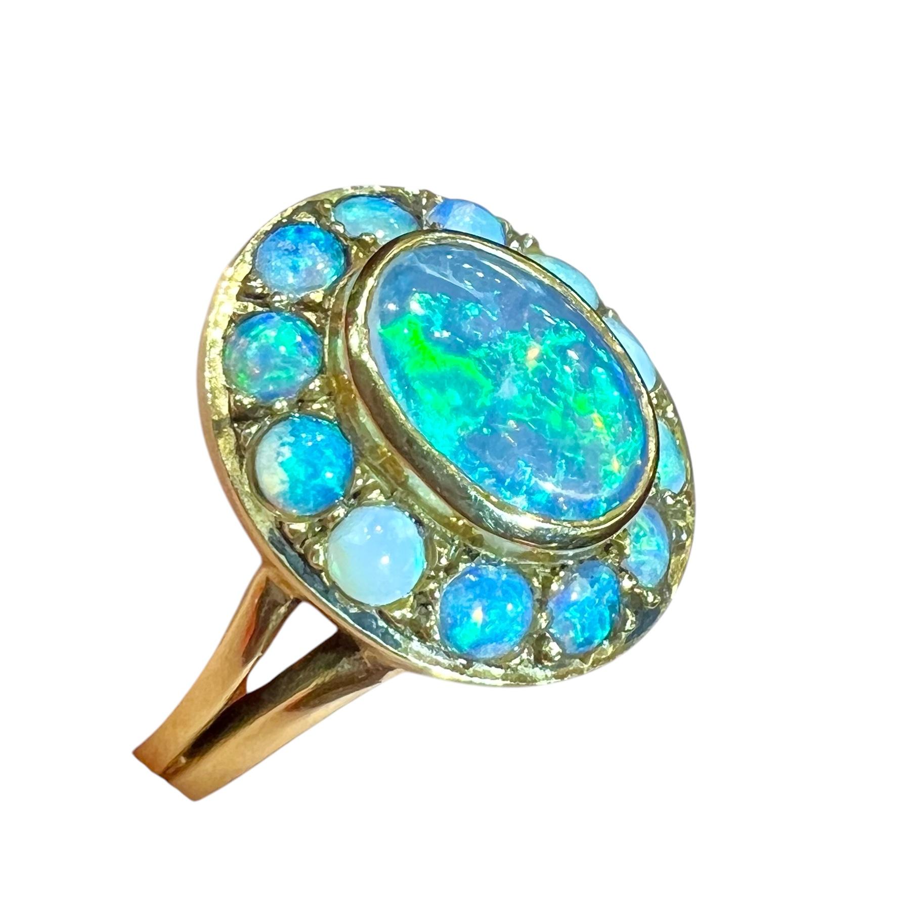 Bague en or jaune 18 carats, poids : 5,78gr.
Serti d'une opale cabochon ovale entourée d'opales cabochon rondes.
Taille : 54, redimensionnement possible si nécessaire.
Dans l'esprit de la bague marguerite de la fin du XIXe siècle, époque Napoléon