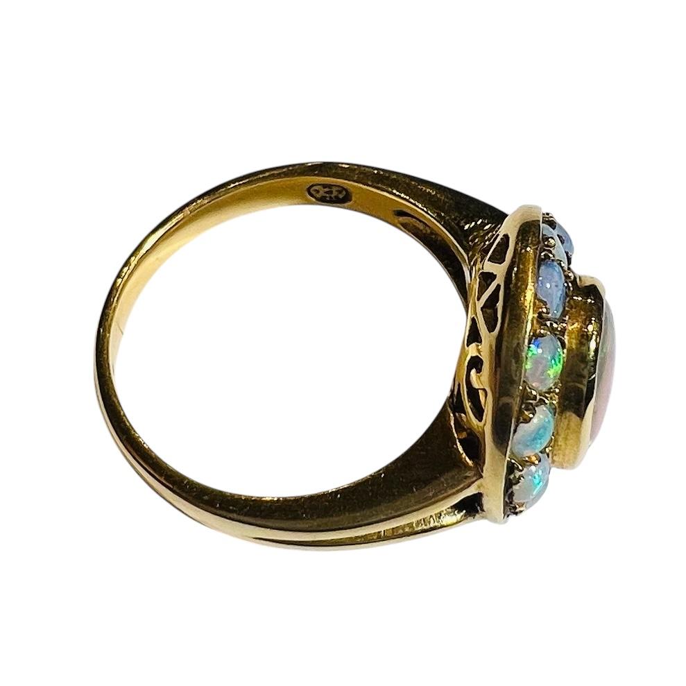 Marguerite Ring, Retro, 18 Carat Yellow Gold, Opals, Napoleon III Style, Circa 1 In Good Condition For Sale In SAINT-OUEN-SUR-SEINE, FR