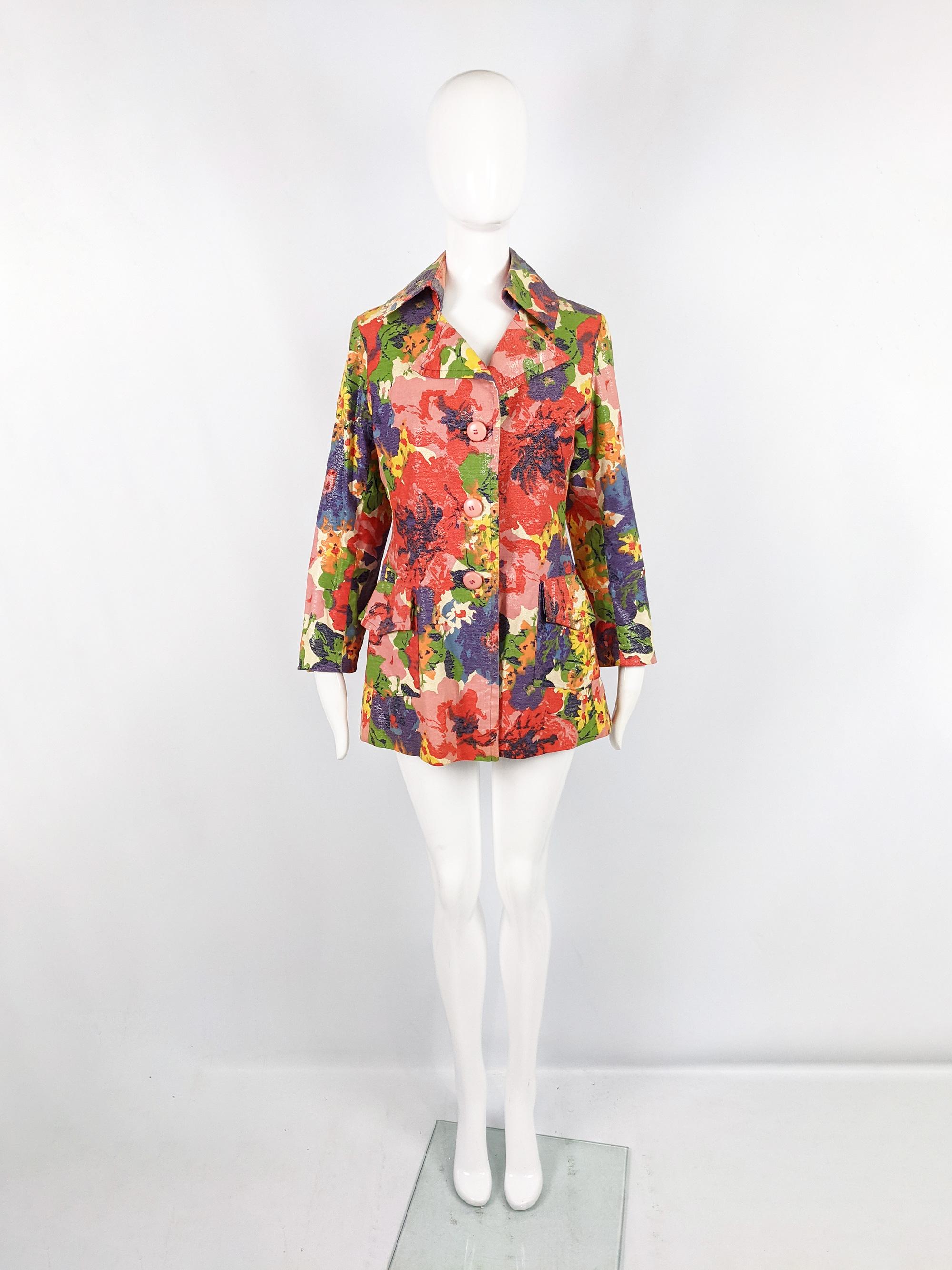 A fabulous vintage womens coat from the 60s by American designer, Marguerite Rubel. In a vibrantly patterned floral cotton, uniquely coated with a shiny effect throughout. Perfect for spring and summer. 

Size: Unlabelled; fits roughly like a modern