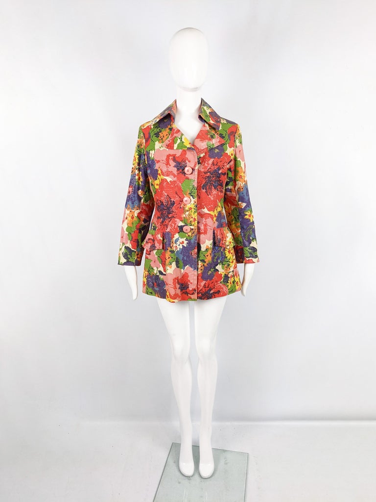 A fabulous vintage womens coat from the 60s by American designer, Marguerite Rubel. In a vibrantly patterned floral cotton, uniquely coated with a shiny effect throughout. Perfect for spring and summer. 

Size: Unlabelled; fits roughly like a modern