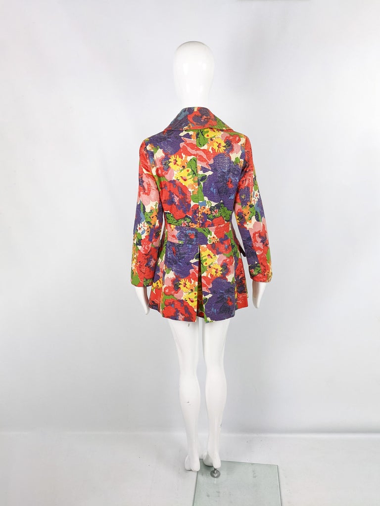 Marguerite Rubel Vintage 60s Vibrant Shiny Flower Print Womens Coat, 1960s For Sale 2