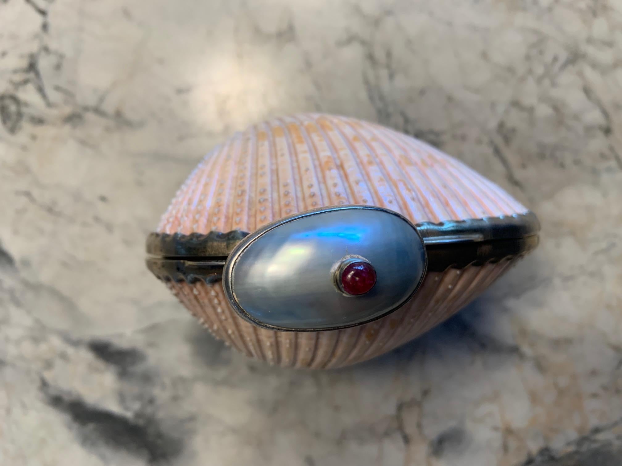 Marguerite Stix Shell Minaudiere with a Pearl and Cabochon Ruby Clasp circa 1965 In Excellent Condition For Sale In New Hope, PA