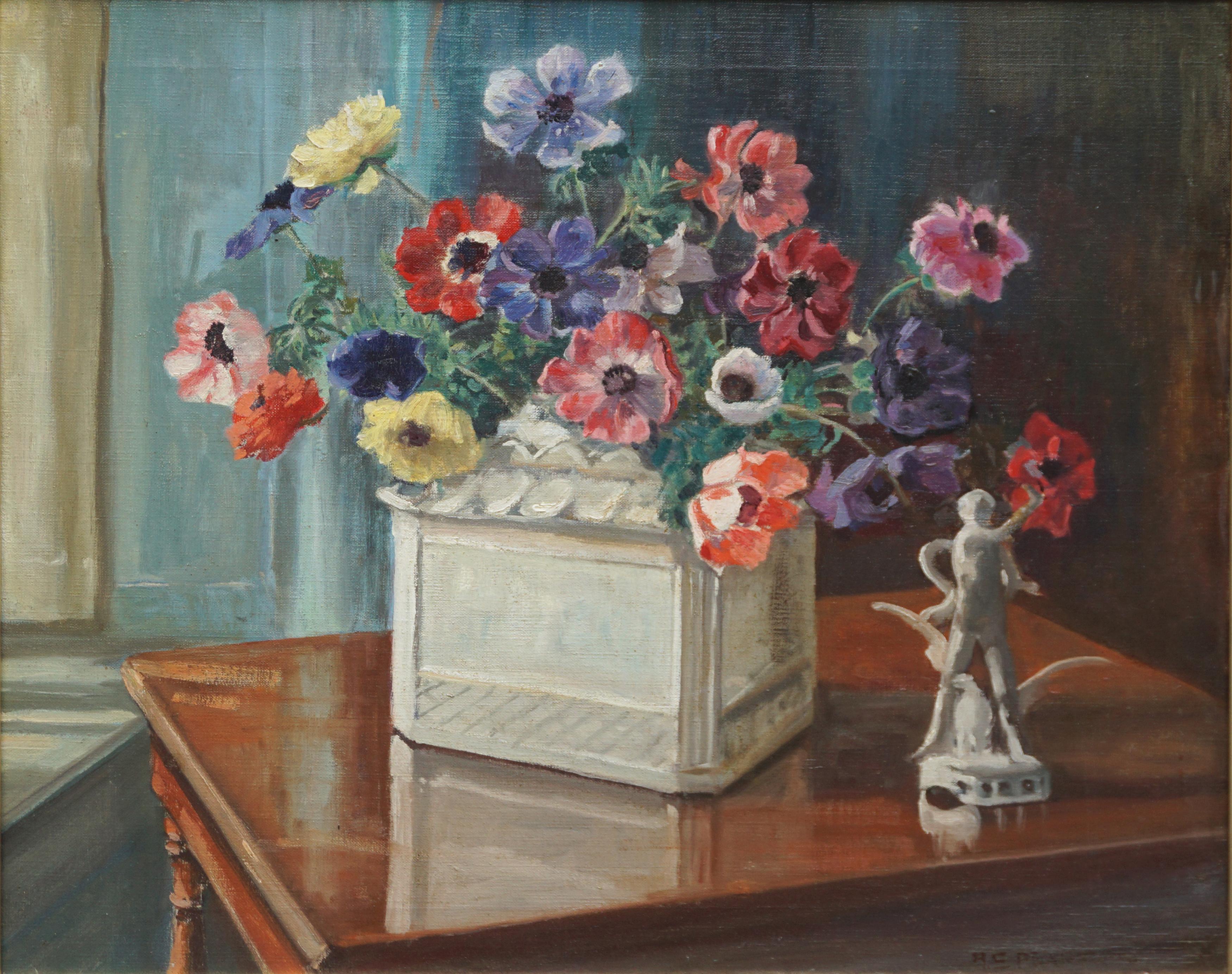 Nature morte à fleurs des années 1940 - Statue en porcelaine et ornements anciens - Painting de Marguerite Stuber Pearson
