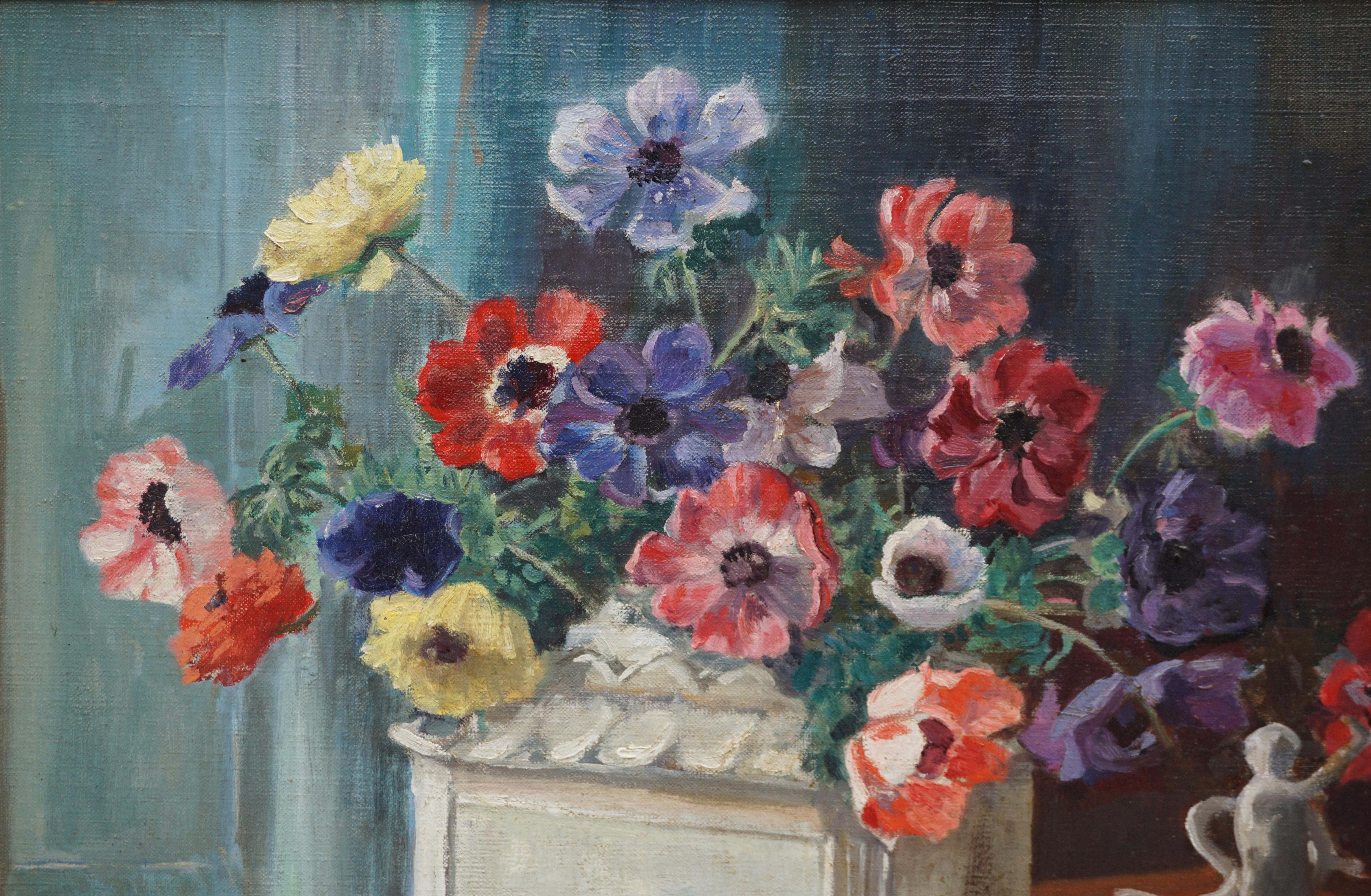 Blumenstillleben aus den 1940er Jahren – Anemones & Porzellanstatue (Amerikanischer Impressionismus), Painting, von Marguerite Stuber Pearson