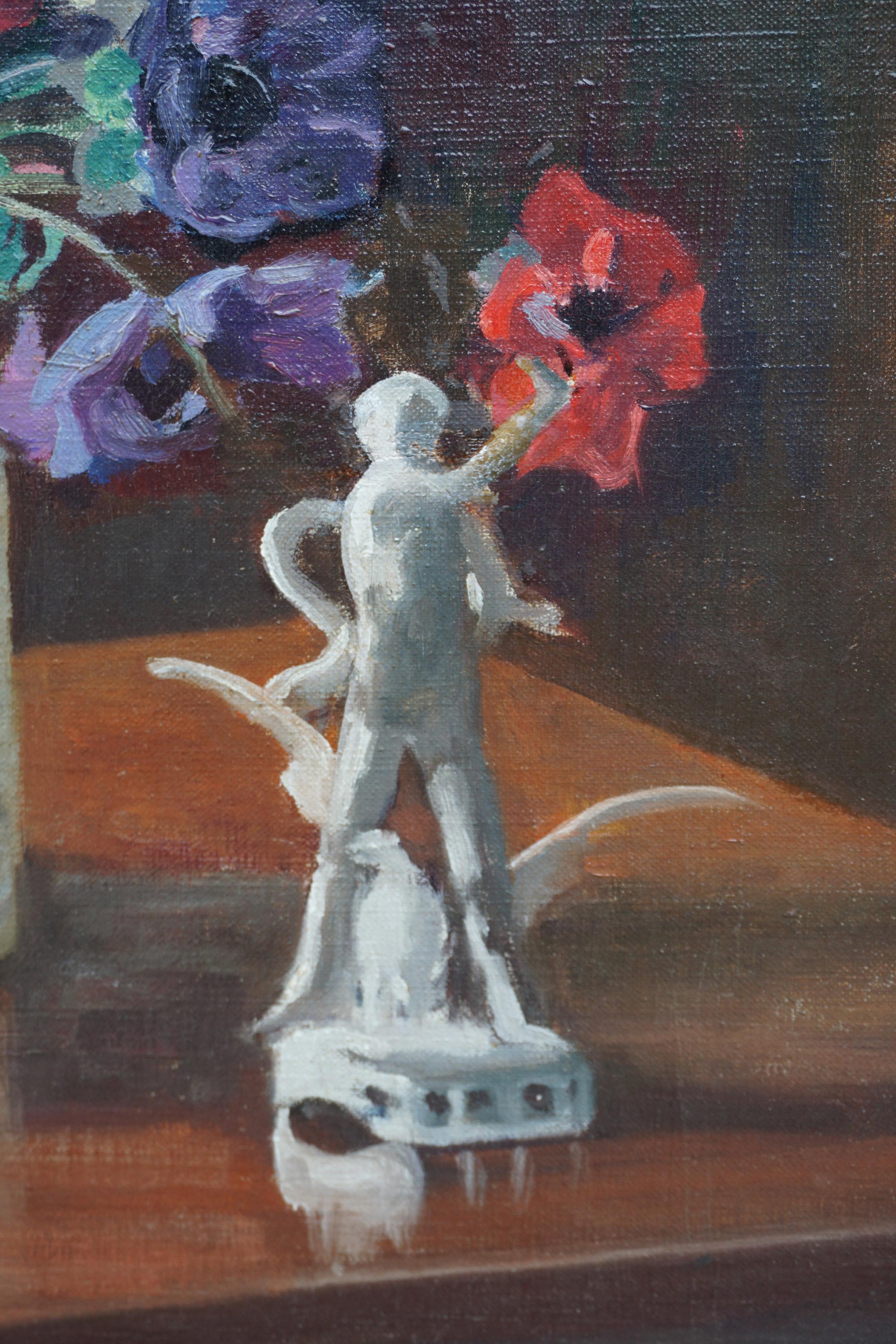 Lebendiges Blumenstillleben aus der Mitte des Jahrhunderts mit Anemonen und Statue von Marguerite Stuber Pearson (Amerikanerin, 1898-1978), ca. 1940er Jahre. Signiert in der rechten unteren Ecke. Präsentiert in einem rustikalen Rahmen aus